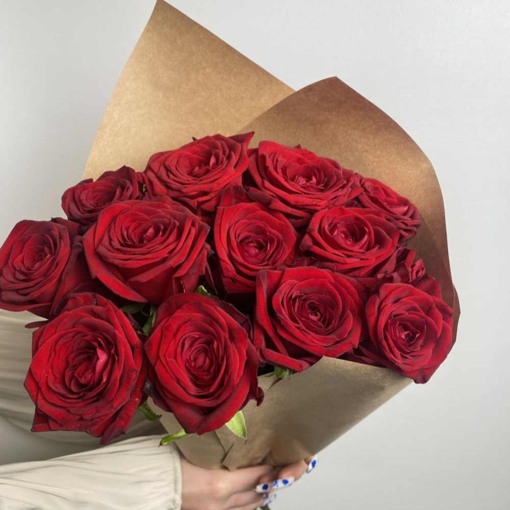 Свежих 13 красных роз в крафте