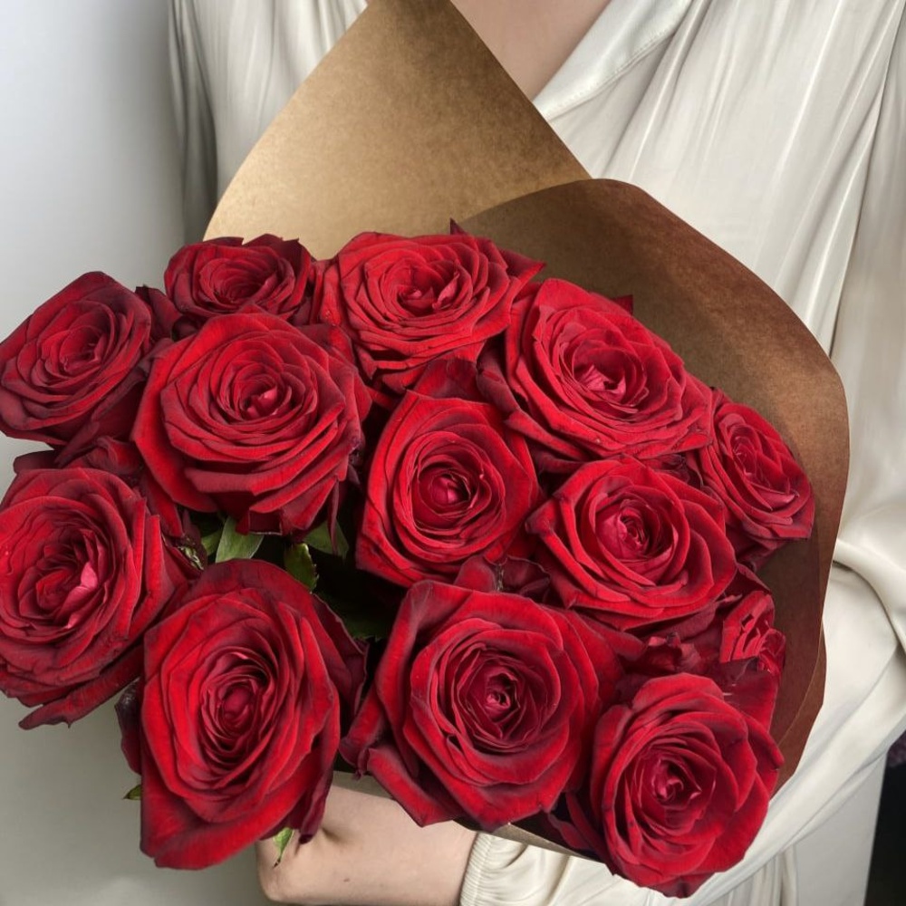 Свежих 13 красных роз в крафте