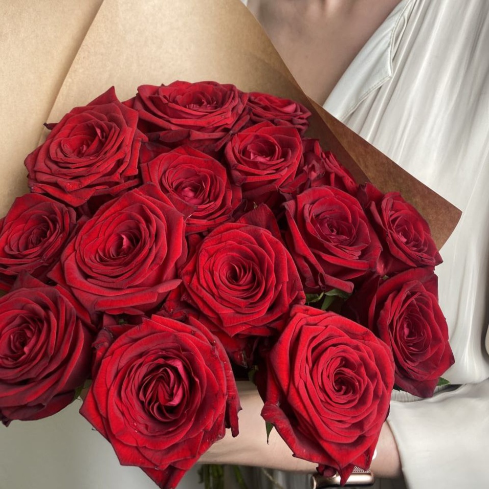 Свежих 15 красных роз в крафте