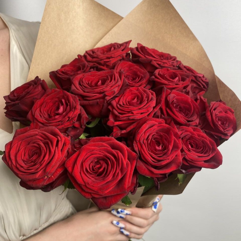 Свежих 17 красных роз в крафте