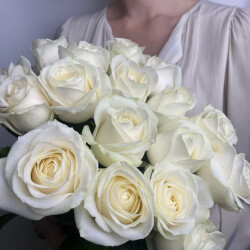 Букет Свежих 17 белых роз под ленту