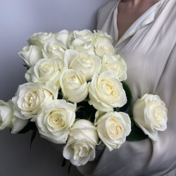 Букет Свежих 19 белых роз под ленту