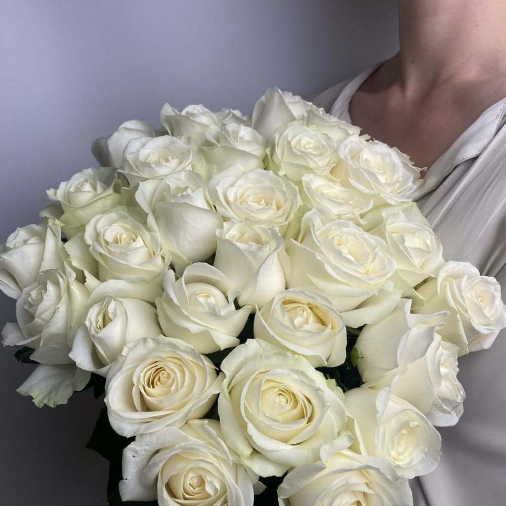 Свежие 31 белая роза под ленту