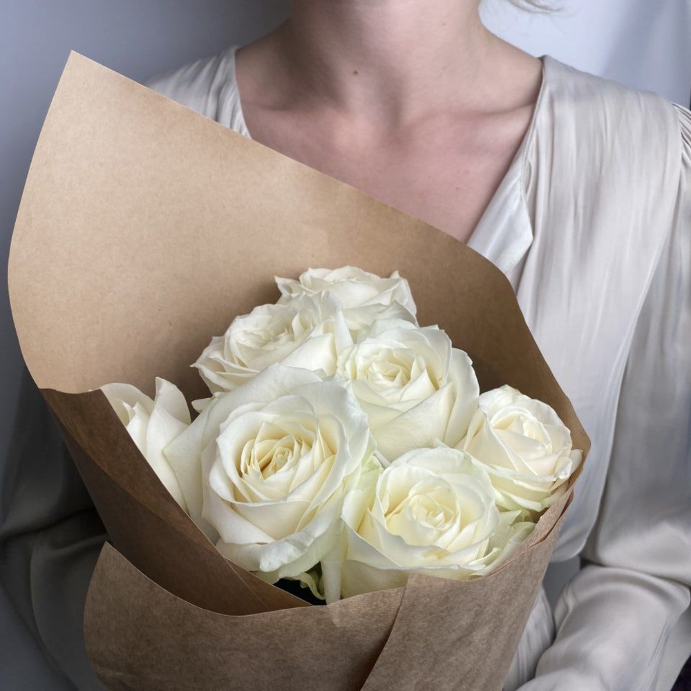 Свежих 7 белых роз в крафте