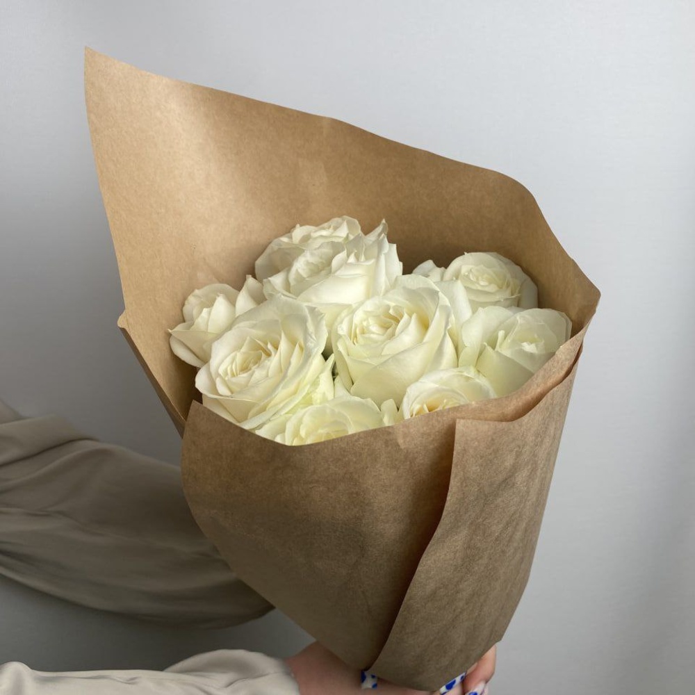 Свежих 9 белых роз в крафте