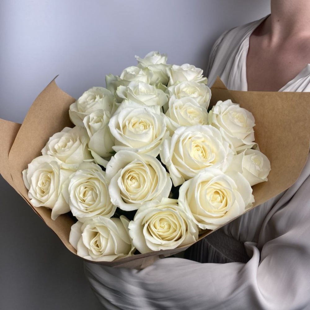 Свежих 19 белых роз в крафте