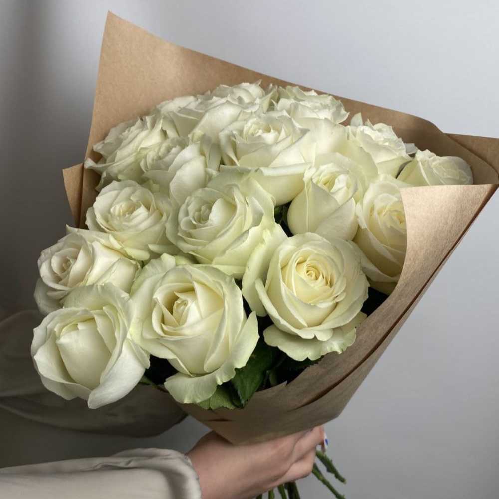 Свежих 19 белых роз в крафте