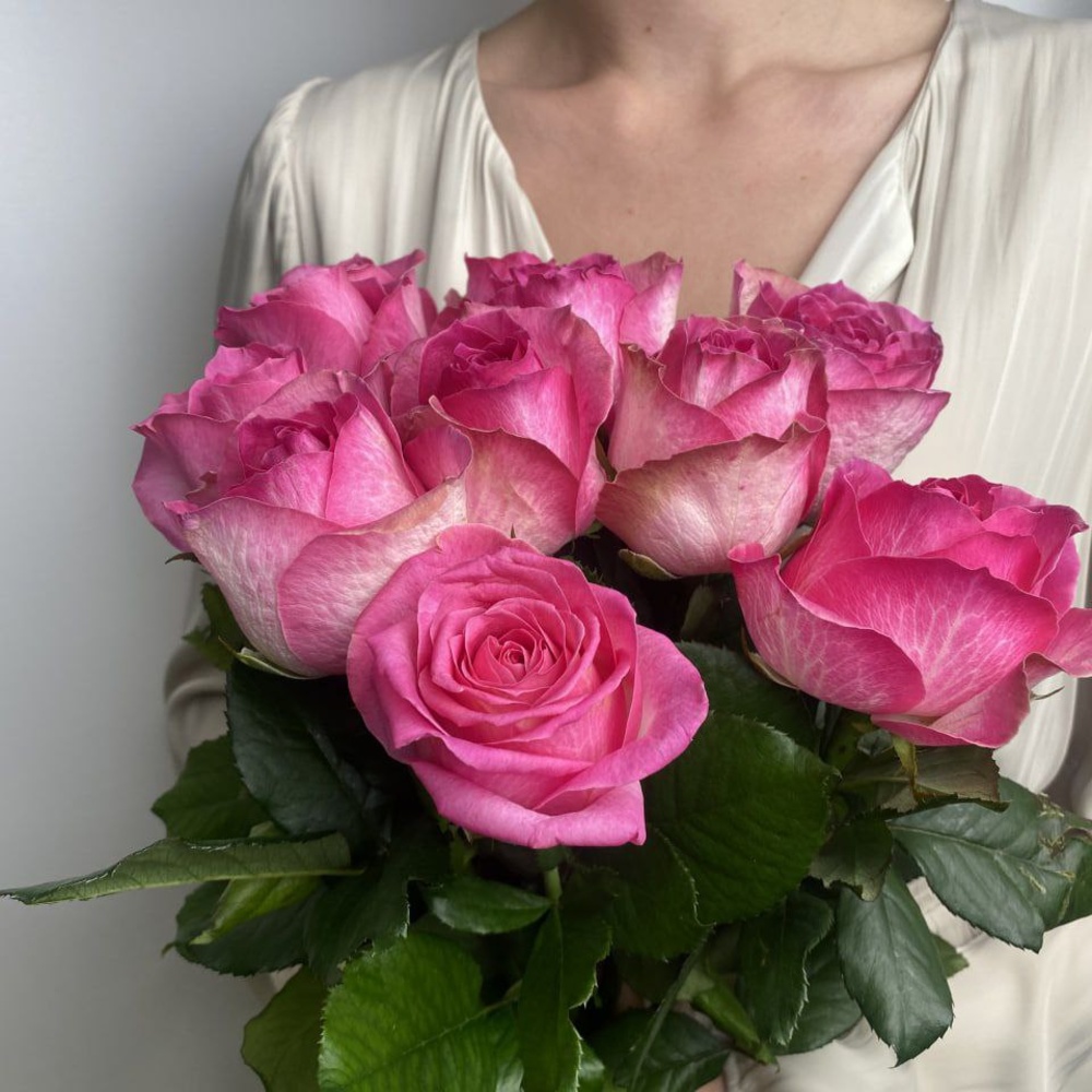 Свежих 11 розовых роз под ленту