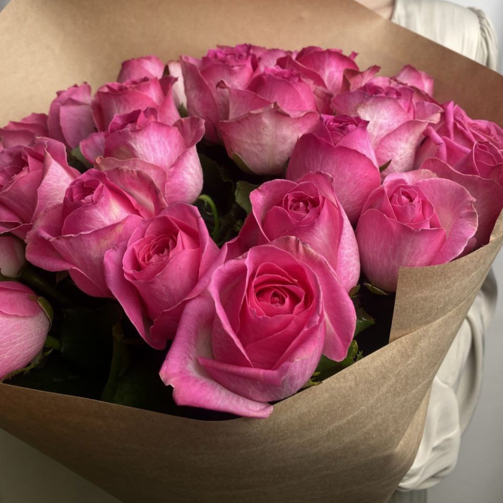 Свежих 25 розовых роз в крафте
