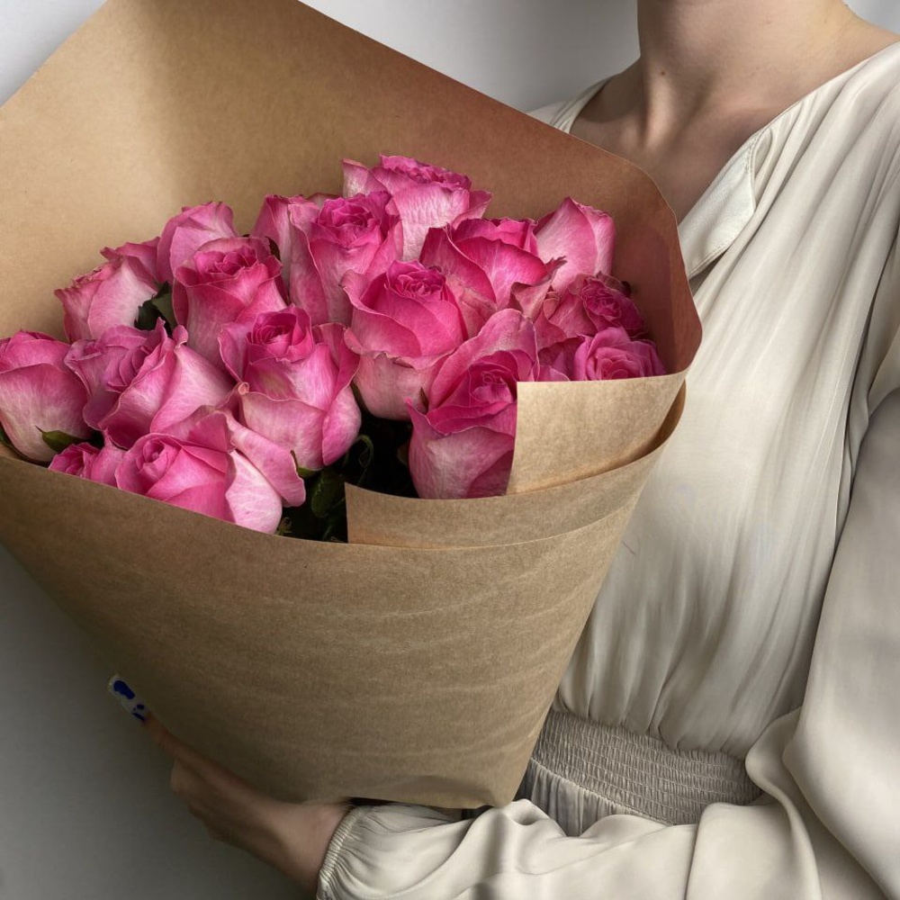 Свежие 21 розовая роза в крафте