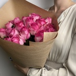 Свежие 21 розовая роза в крафте - Фотография 1