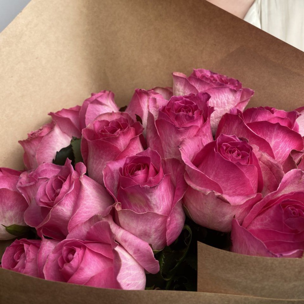 Свежих 17 розовых роз в крафте