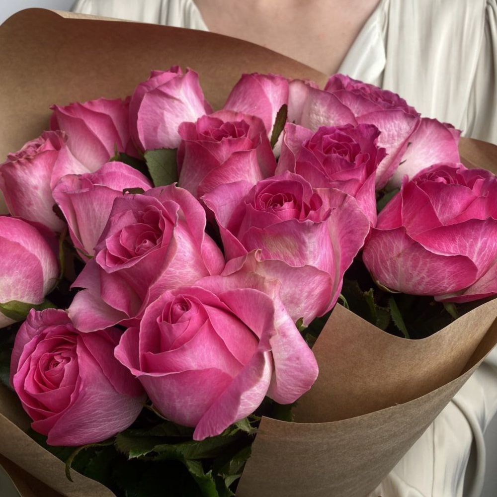 Свежих 15 розовых роз в крафте
