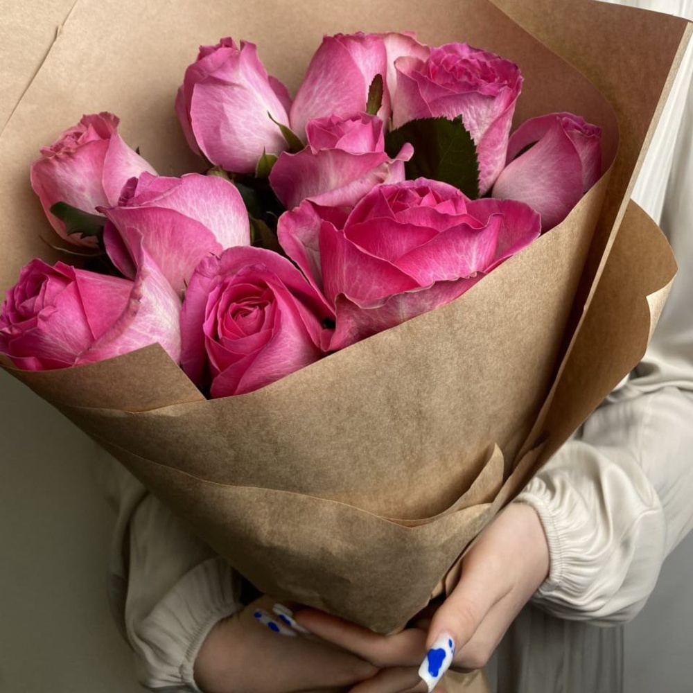 Свежих 11 розовых роз в крафте