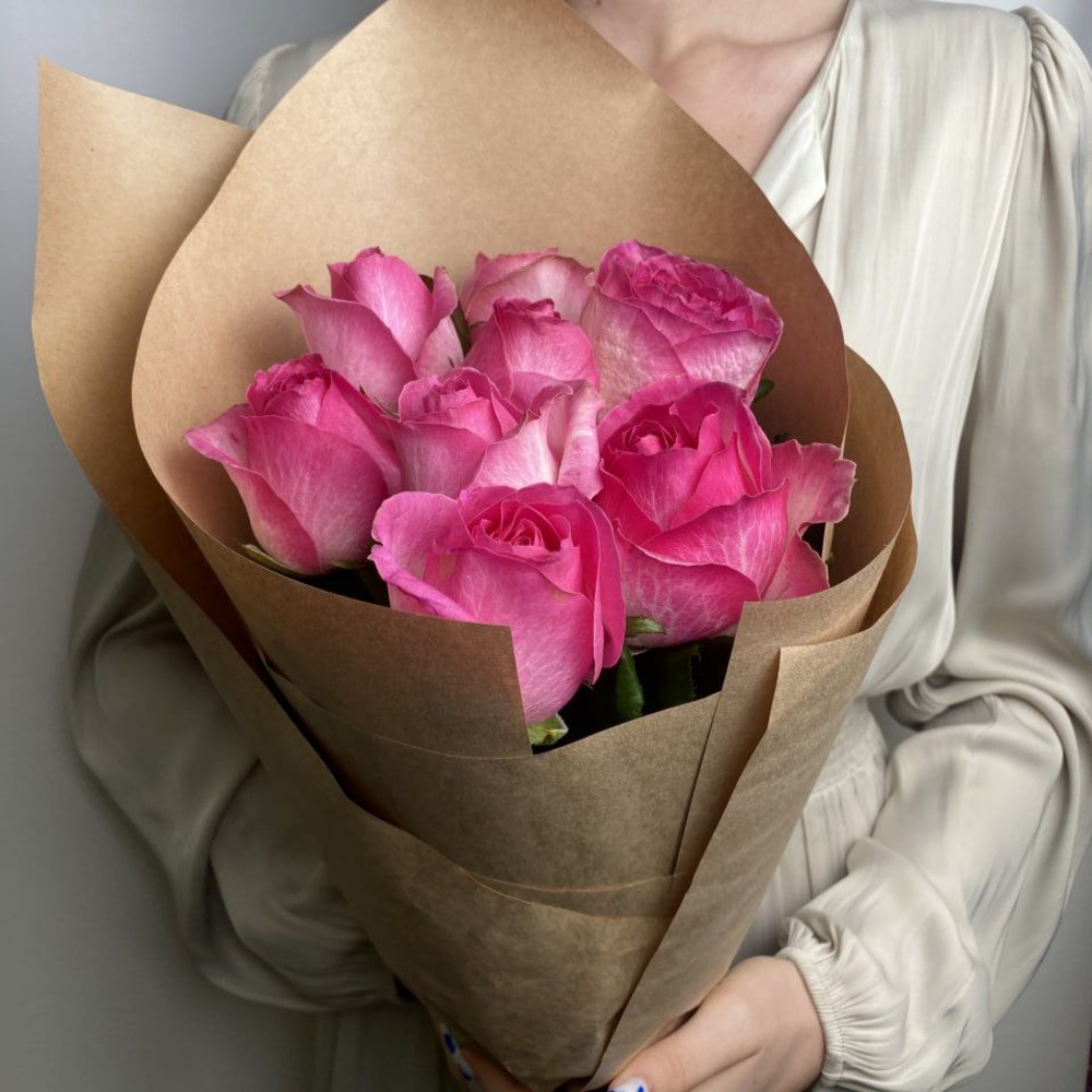 Свежих 9 розовых роз в крафте