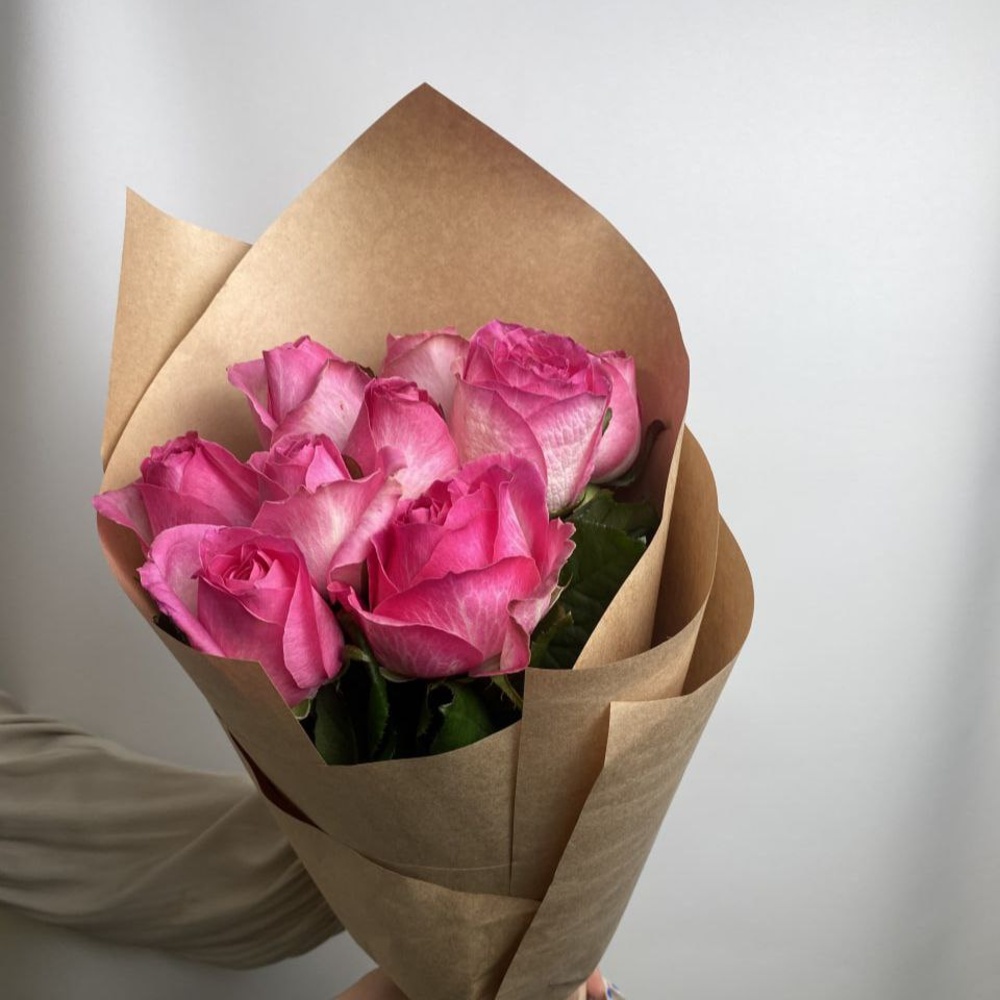 Свежих 9 розовых роз в крафте