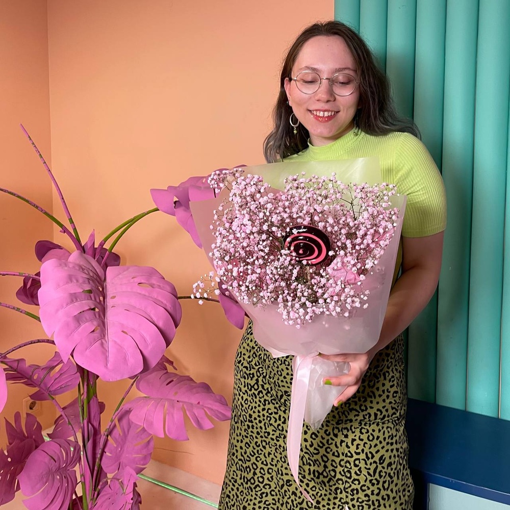 Букет «Сладкая вата» из розовой гипсофилы с карамелью на палочке