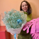 Букет «Сладкая вата» из голубой гипсофилы с карамелью на палочке с доставкой по СПб - Фотография 1