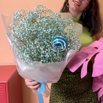 Букет «Сладкая вата» из голубой гипсофилы с карамелью на палочке с доставкой по СПб - Фотография 5