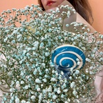 Букет «Сладкая вата» из голубой гипсофилы с карамелью на палочке с доставкой по СПб - Фотография 3