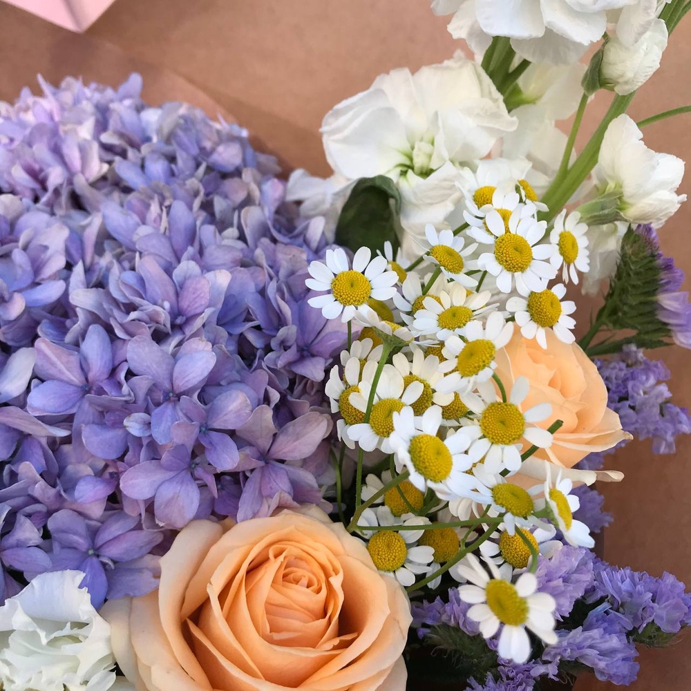 Дыхание лета: гортензия, ромашки, эустома