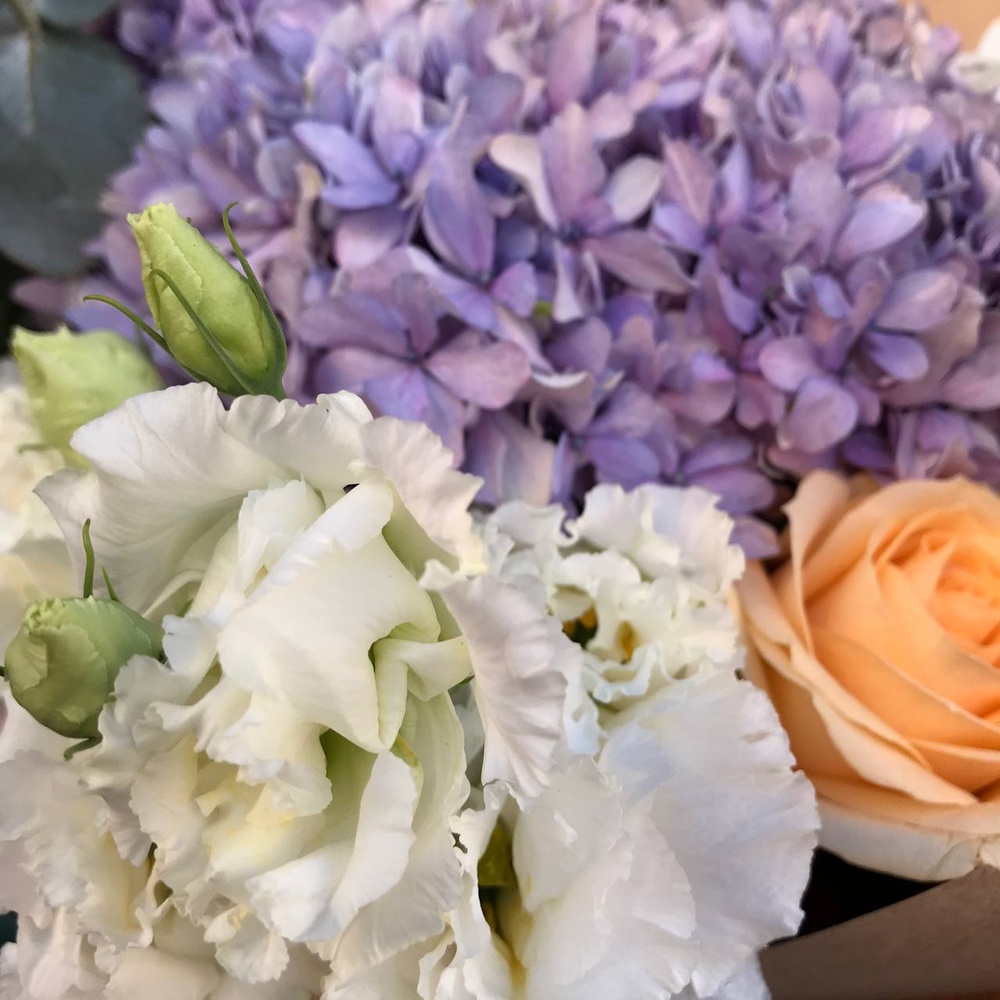 Дыхание лета: гортензия, ромашки, эустома