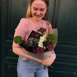 Затерянный оазис: стойкий букет с диантусами, фрезией и сухоцветами Затерянный оазис: стойкий букет с диантусами, фрезией и сухоцветами