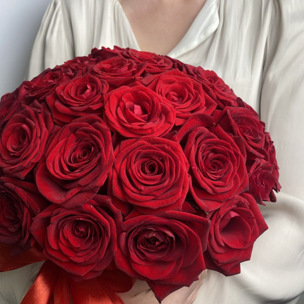 Гранатовое сердце: 41 красная роза в шляпной коробке