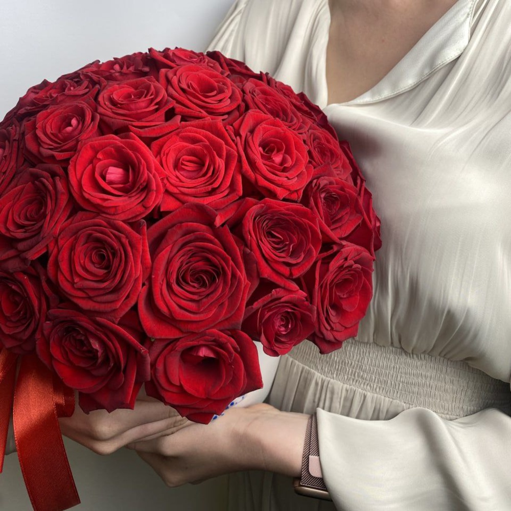 Гранатовое сердце: 41 красная роза в шляпной коробке