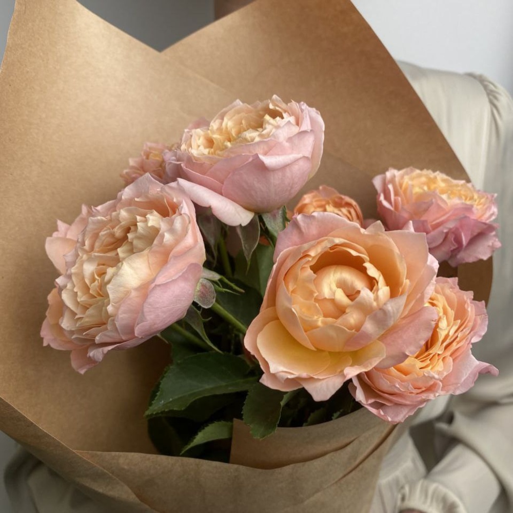 Свежих 3 кустовых пионовидных роз Джульетта в крафте
