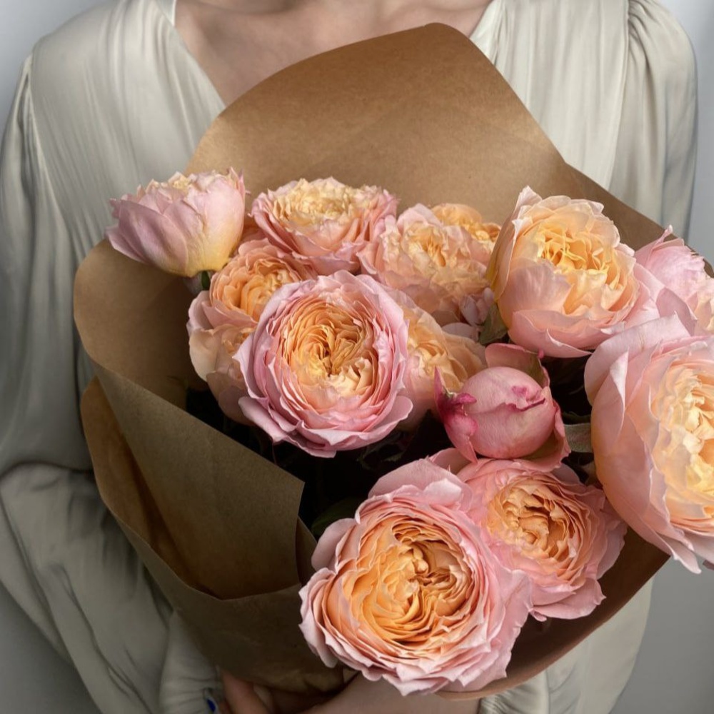 Свежих 5 кустовых пионовидных роз Джульетта в крафте