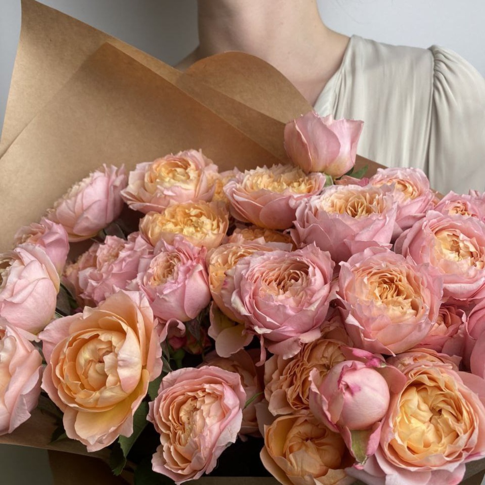 Свежих 15 кустовых пионовидных роз Джульетта в крафте