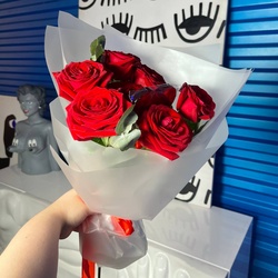 Букет «Клубничный флирт: красные розы с карамелью на палочке» Букет «Клубничный флирт: красные розы с карамелью на палочке»