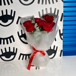 Клубничный флирт: красные розы с карамелью на палочке с доставкой по СПб - Фотография 4