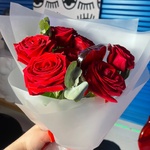 Клубничный флирт: красные розы с карамелью на палочке с доставкой по СПб - Фотография 3