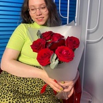 Клубничный флирт: красные розы с карамелью на палочке с доставкой по СПб - Фотография 2