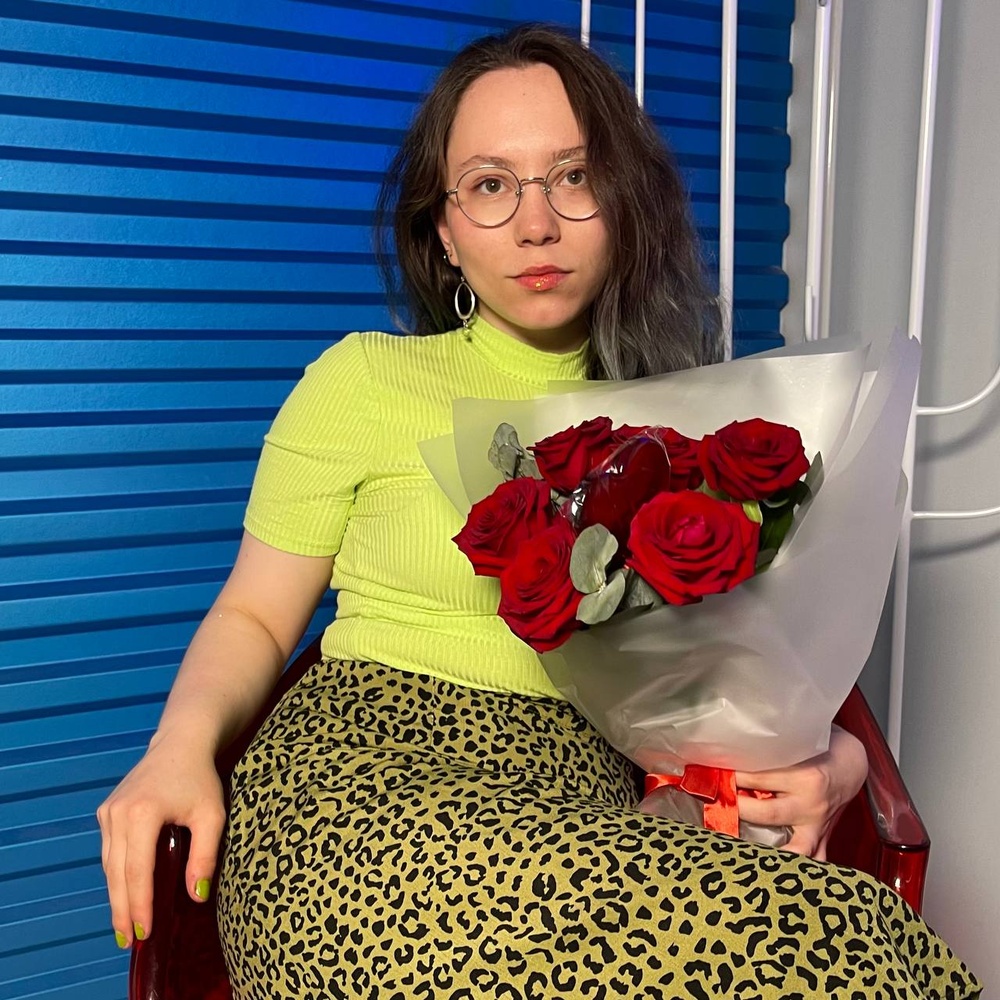 Клубничный флирт: красные розы с карамелью на палочке