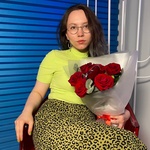 Клубничный флирт: красные розы с карамелью на палочке с доставкой по СПб - Фотография 7