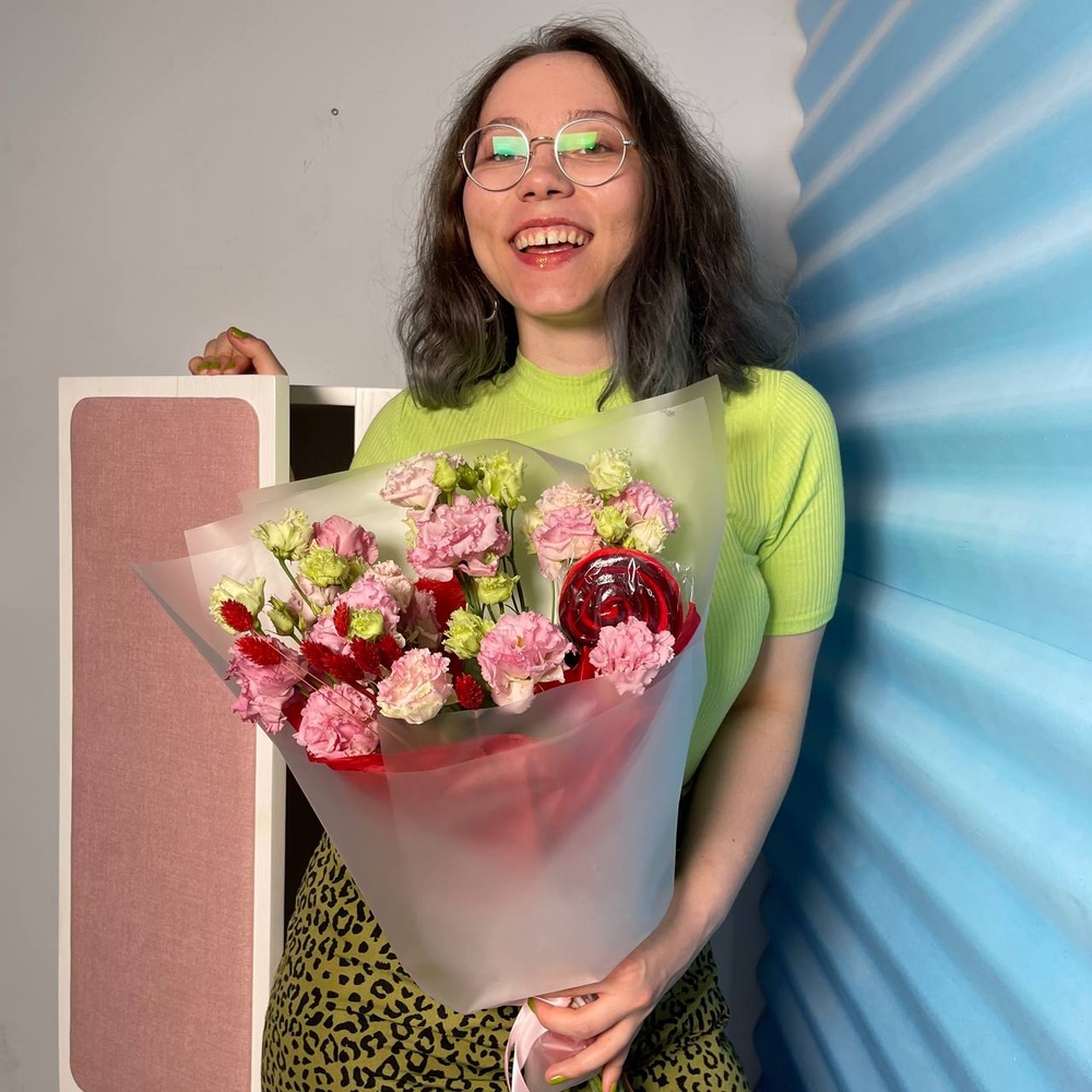 Сердце Малибу: розовая эустома и карамель на палочке