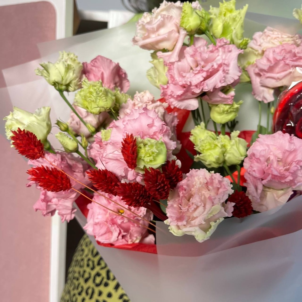 Сердце Малибу: розовая эустома и карамель на палочке