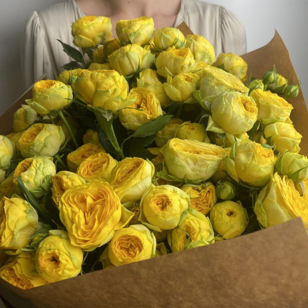 Свежих 15 пионовидных кустовых роз в крафте