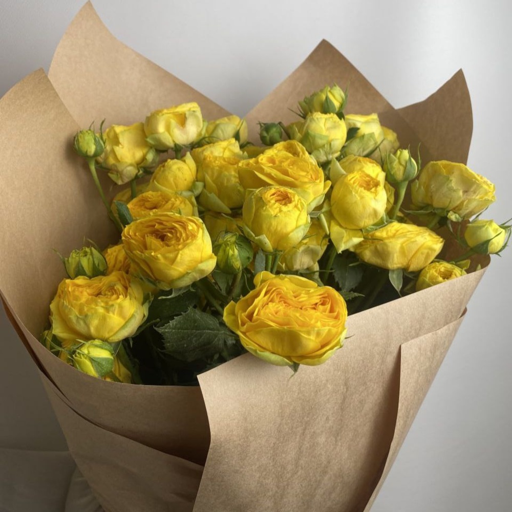 Свежих 7 пионовидных кустовых роз в крафте