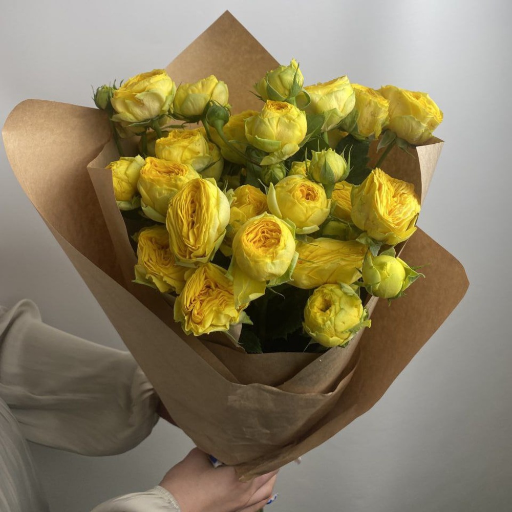 Свежих 5 пионовидных кустовых роз в крафте