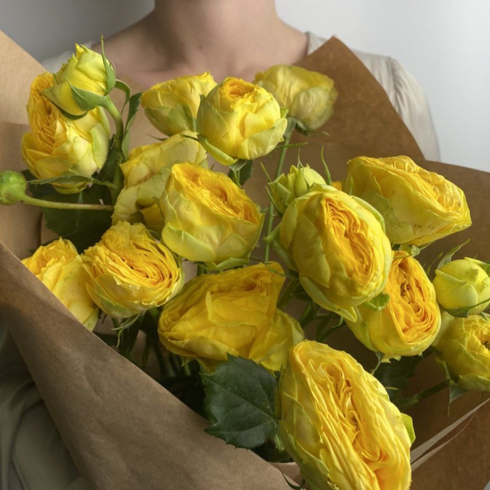 Свежих 3 пионовидных кустовых роз в крафте