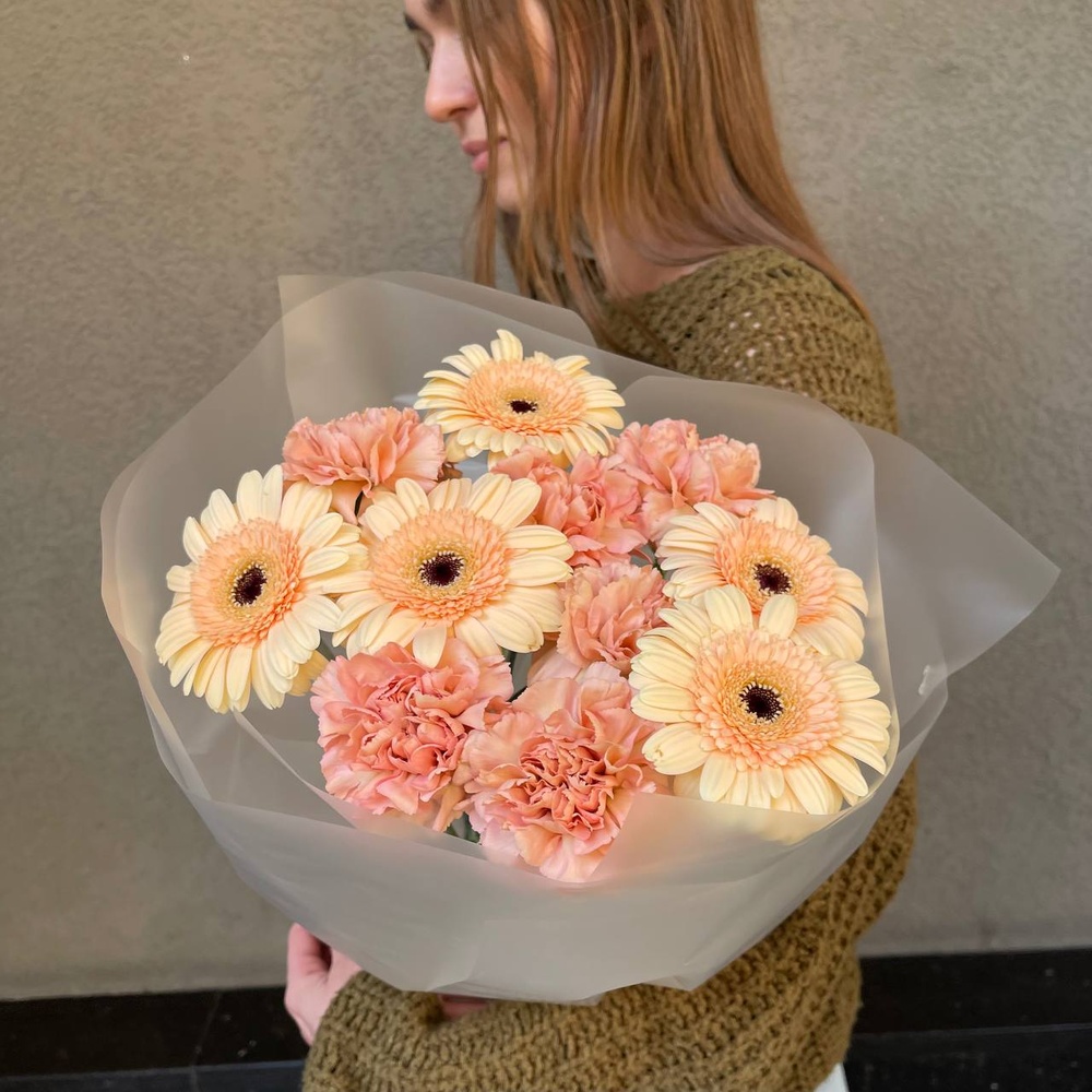 Медовая роса: кремовые герберы и диантус