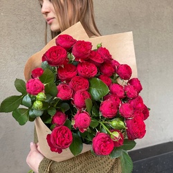 Букет Пламенная маджента: 5 красных пионовидных роз