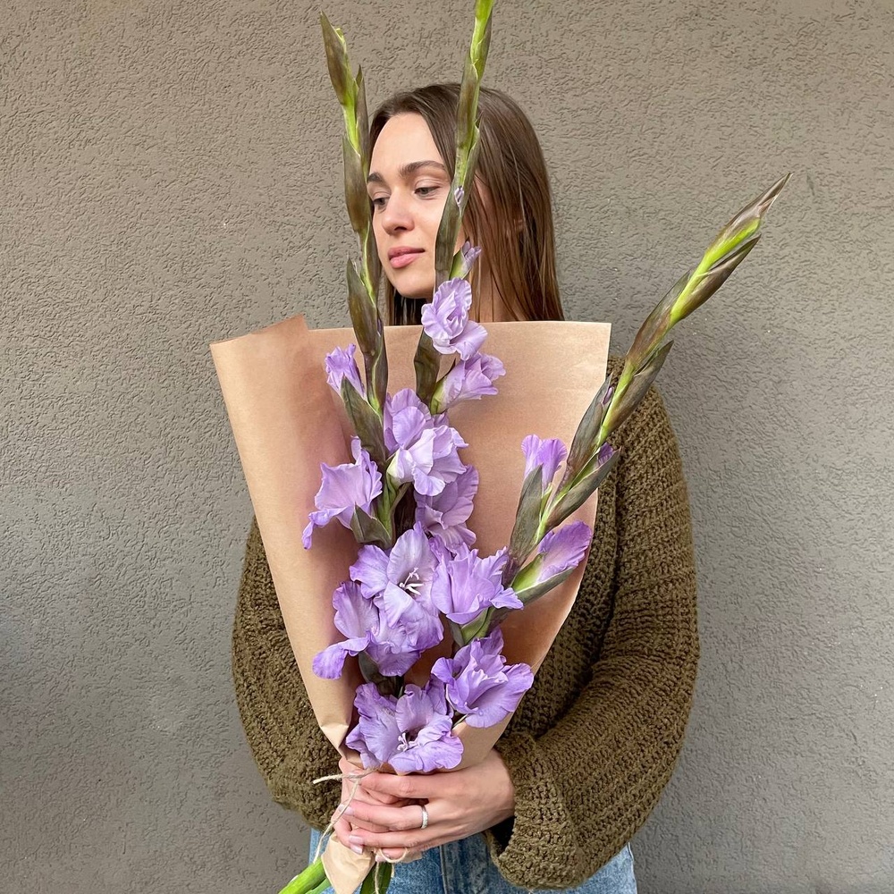 Аметистовый берег: 3 гладиолуса в крафте