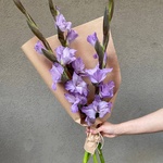 Аметистовый берег: 3 гладиолуса в крафте с доставкой в Санкт-Петербурге - Фотография 5