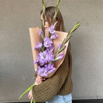 Аметистовый берег: 3 гладиолуса в крафте с доставкой в Санкт-Петербурге - Фотография 1