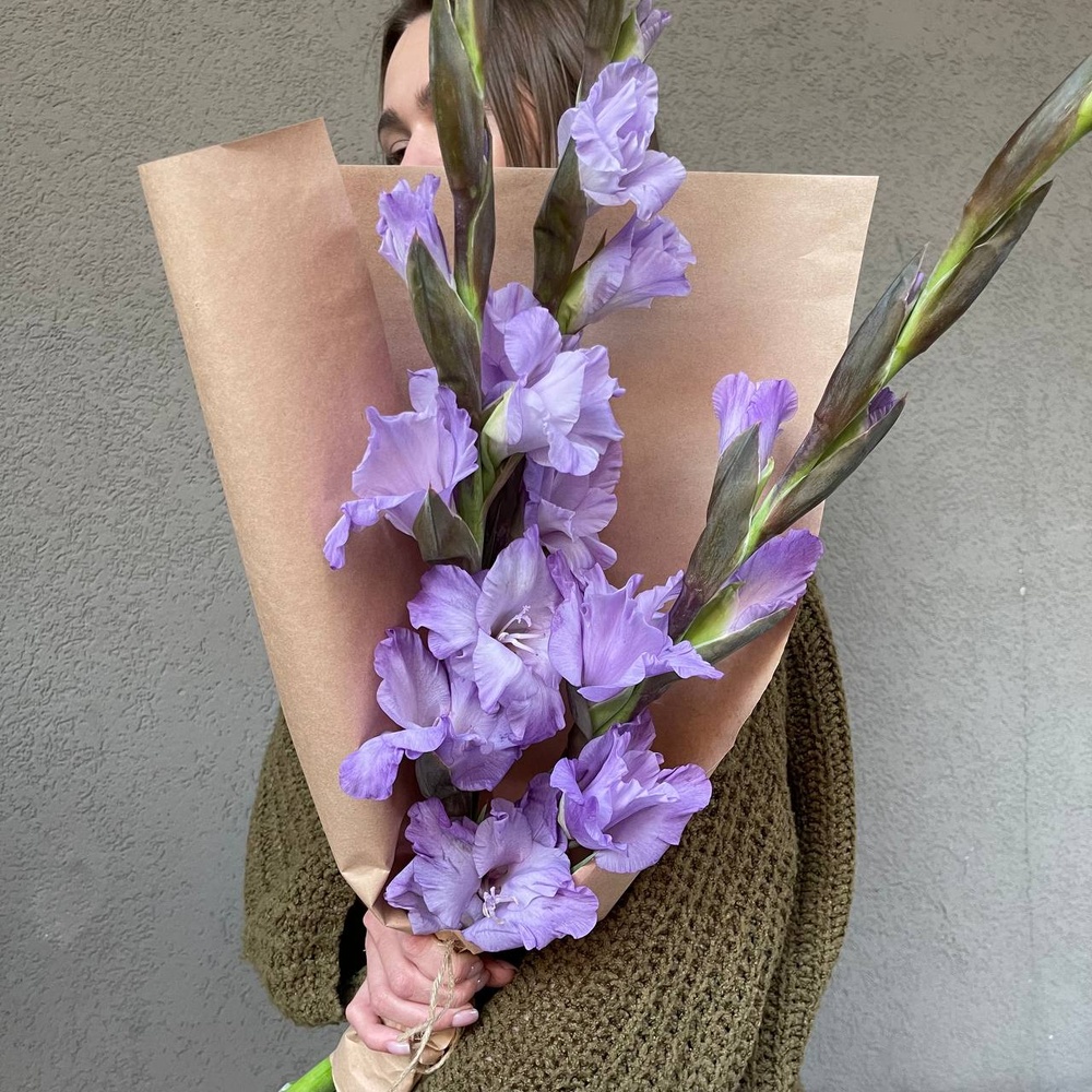 Аметистовый берег: 3 гладиолуса в крафте